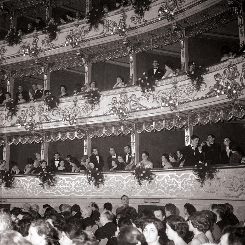 Le foto della Storia. Regio People e il pubblico, l’omaggio fotografico del Teatro Regio