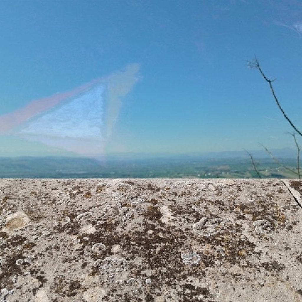 Entrando si esce, uscendo si entra: oltre lo specchio, più in là della siepe. Ritagli di infinito nell’arte contemporanea e l’impatto delle risonanze leopardiane